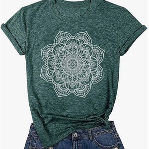 Round neck green print T-shirt.